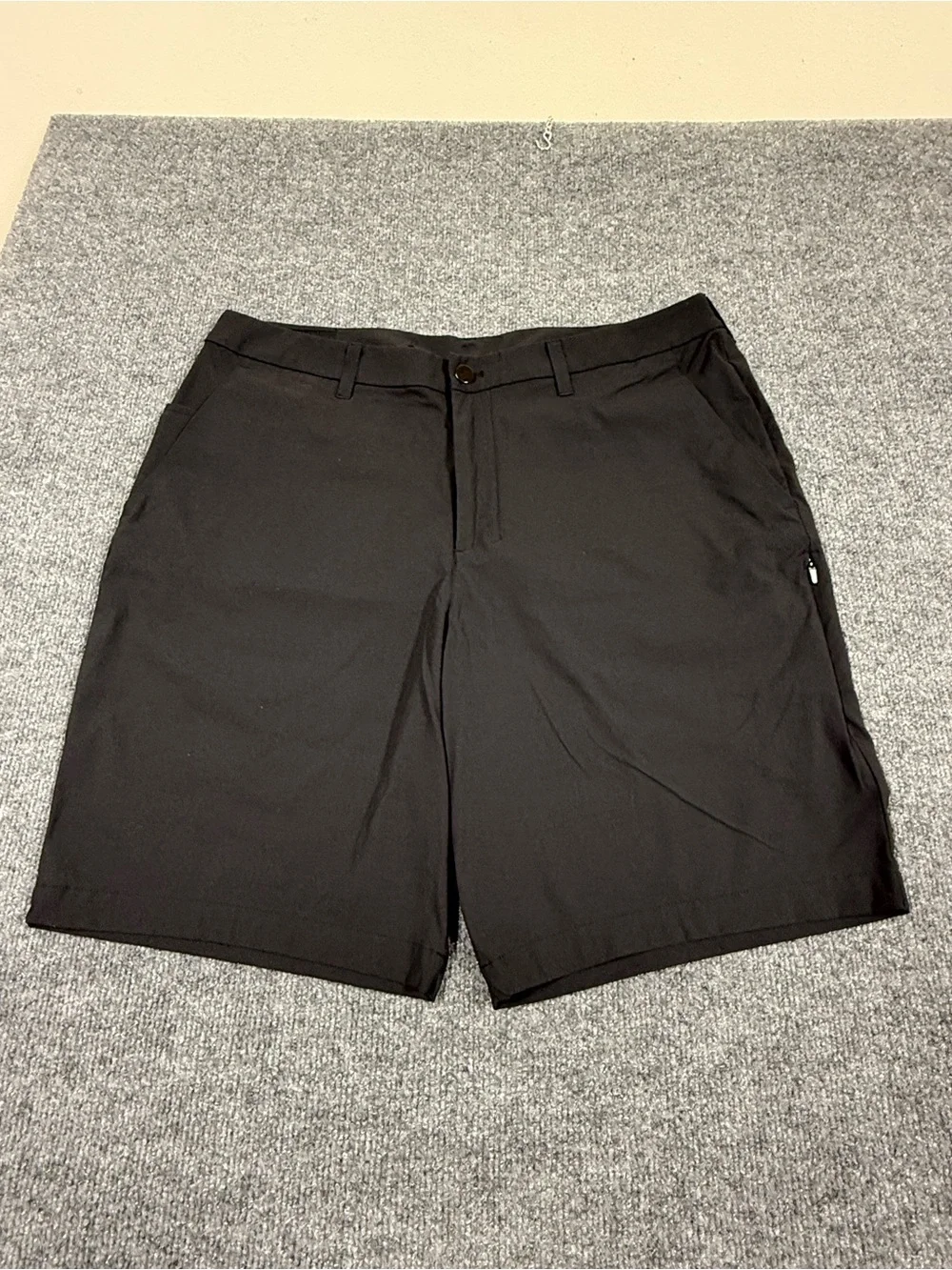 lululemon athletica Men's Black Flat-Front Performance Shorts size 36